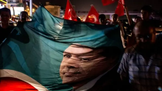 تجمع عدد من أنصار إردوغان في وقت لاحق في ساحة تقسيم في وسط اسطنبول، وسط تقارير عن اشتباكات وإطلاق نار.