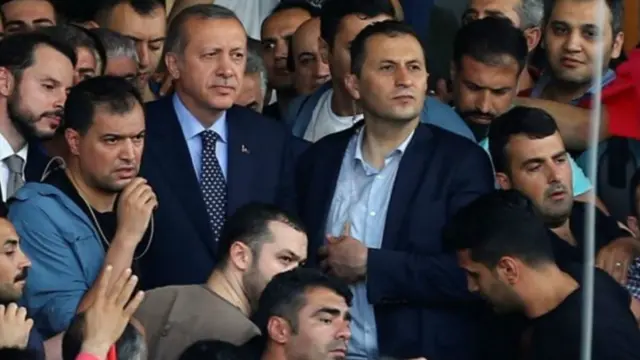وصل الرئيس إردوغان في وقت لاحق إلى المطار، حيث عقد مؤتمرا صحفيا وحظى بترحيب من جانب أنصاره. 