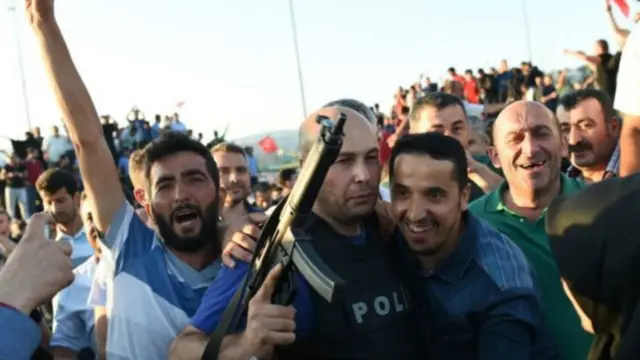 أعلنت وزارة الخارجية التركية في بيان لها عن إحباط الشعب  التركي بوحدته وتضامنه لمحاولة الانقلاب، ويمارس الرئيس والحكومة مسؤولياتهم.
 