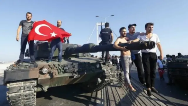 التقط المواطنون صورا فوق المركبات العسكرية في اسطنبول، عقب فشل محاولة الانقلاب.