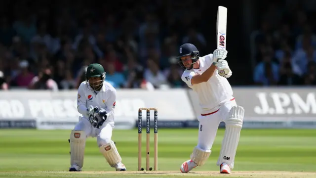 گذشتہ روز میچ کے اختتام پر انگلینڈ نے پاکستان کے 339 رنز کے جواب میں 253 رنز بنائے تھے اور اس کی سات وکٹیں گر چکی تھیں۔