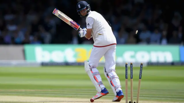  پاکستان نے دن کے ابتدائی 37 منٹ کے کھیل میں انگلینڈ کی بقیہ تین وکٹیں حاصل کیں اور اس طرح پاکستان کو 67 رنز کی برتری حاصل ہو گئی۔