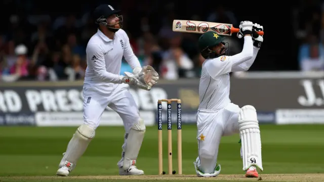 مصباح الحق آف سپنر معین علی کو چھکا لگانے کی کوشش میں باونڈری پر کیچ آؤٹ ہوگئے ۔ وہ کوئی رنز سکور نہ کر سکے۔