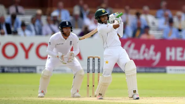 اسد شفیق نے ایک بار پھر عمدہ بیٹنگ کی اور میچ کی دوسری نصف سنچری مکمل نہ کر سکے اور 49 کے سکور پر آؤٹ ہوگئے۔