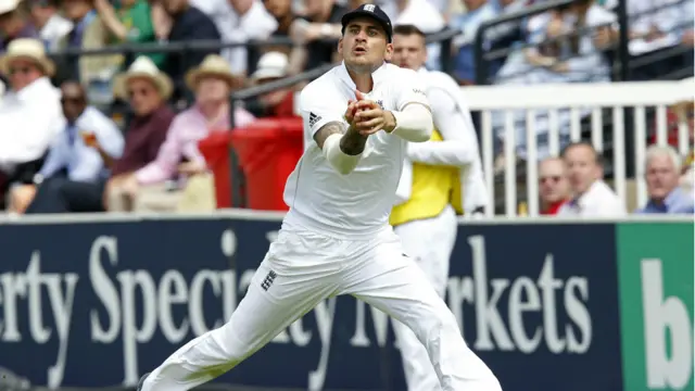 انگلینڈ کے کھلاڑیوں نے اچھی فیلڈنگ کا مظاہرہ کیا اور پاکستانی کھلاڑیوں کو کوئی چانس نہیں دیا۔