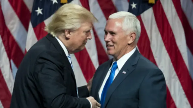دونالد ترامپ به همراه فرماندار مایک پنس، نامزد معاونت رئیس‌جمهور – رابطه او با برخی از جمهوری‌خواه‌ها بهتر از دیگران است