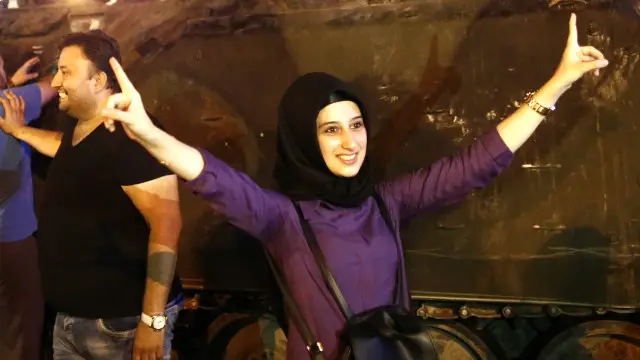 Seorang warga Turki ikut menghadiri pawai mendukung demokrasi.