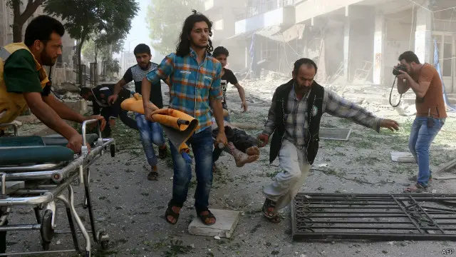 Serangan itu, yang dilaporkan dilakukan oleh pesawat-pesawat Suriah atau Rusia, terjadi di wilayah yang dikuasai kelompok pemberontak di wilayah timur Aleppo. 