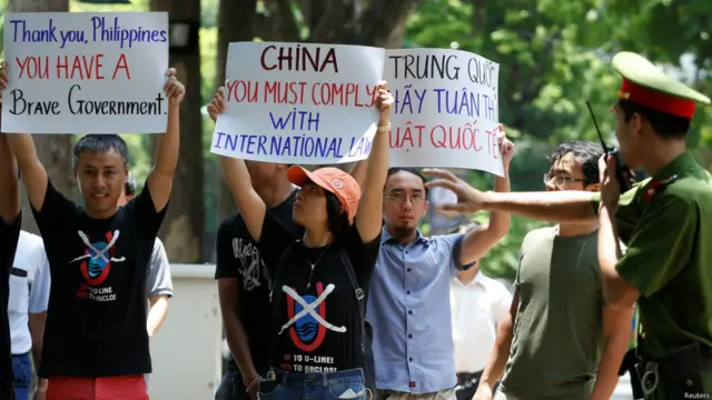 示威者在菲律賓使館前舉牌表達對菲律賓政府提出南海仲裁案的支持，並呼籲中國遵守國際仲裁結果。