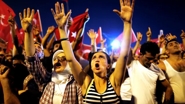 伊斯坦布爾塔克西姆廣場上的親政府示威群眾（16/7/2016）