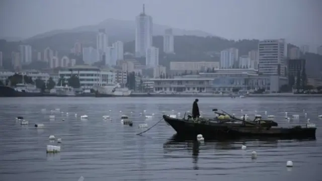 Người đàn ông không có giấy tờ tùy thân nói đã nhảy ra từ một con tàu của Bắc Hàn và bám vào thùng nhựa bơi vào bờ