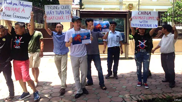 Một số người biểu tình phản đối Trung Quốc tụ tập trước tòa đại sứ Philipppines để 'cảm ơn' vụ kiện ở Tòa PCA.