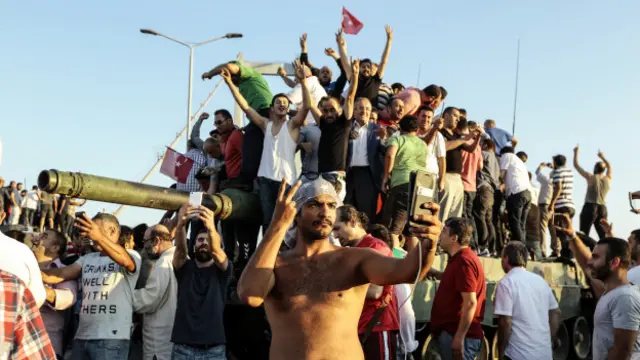 فقدان اقبال عمومی به عنوان یکی از مهم‌ترین دلایل شکست کودتا عنوان شده است