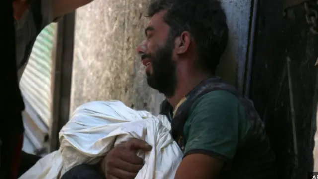 لمرصد السوري لحقوق الإنسان المعارض إن هذا التقدم للجيش يجعل 250 ألف شخص يعيشون هناك، تحت الحصار.