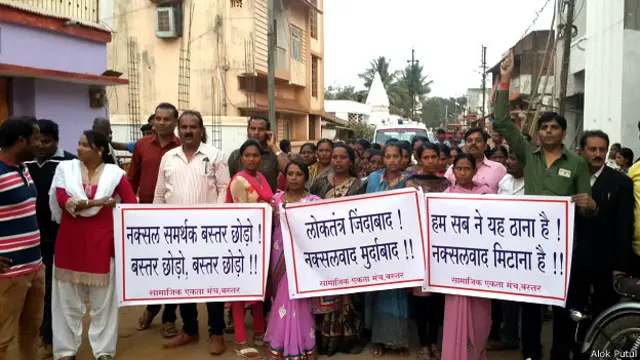 बैनर के साथ लोग