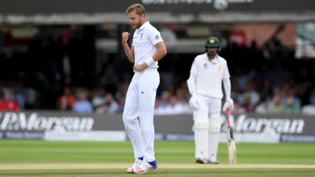 پاکستان اور انگلینڈ کے مابین لارڈز کےمیدان پر جاری پہلے ٹیسٹ کےچوتھے روز پاکستان نے انگلینڈ کو جیتنے کے لیے 283 کا ہدف دیا تھا۔