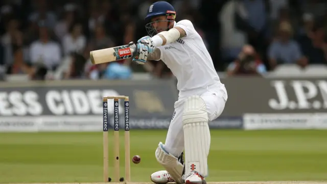 انگلینڈ کے آؤٹ ہونے والے پہلے کھلاڑی کپتان کک تھے جو آٹھ رنز بنا کرراحت علی کے گیند پر سرفراز کے ہاتھوں آؤٹ ہوئے۔ دوسرے اوپنر ہیلز 16 رنز بنا سکے، انھیں بھی راحت علی نے آؤٹ کیا۔