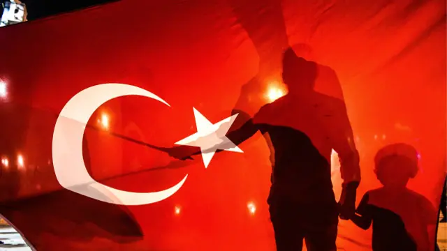 Erdoğan tərəfdarları dövlət çevrilişinə cəhd gecəsi və sonrakı gün küçələrə axışmışdı. 