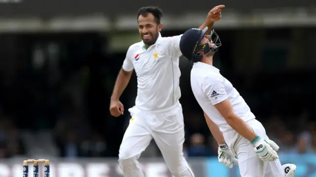 وہاب ریاض نے ونس کو آؤٹ کیا۔