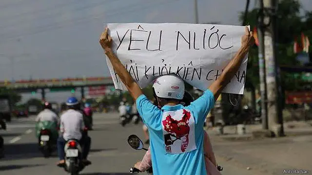 Người biểu tình sử dụng xe máy và biểu ngữ di động trên đường phố trong lúc biểu tình phản đối Trung Quốc hôm Chủ nhật 17/7/2016 tại Sài Gòn, theo mạng xã hội VN.