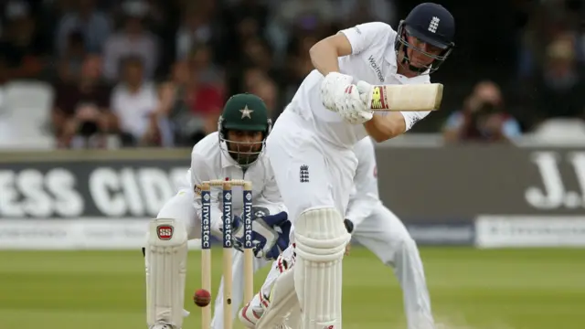 بیلنس نے پراعتماد بلے بازی کا مظاہرہ کیا تاہم وہ 43 کے انفرادی سکور پر یاسر شاہ کی پہلی وکٹ بنے۔