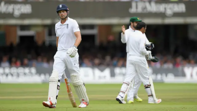 دوسری اننگز میں کک صرف آٹھ رنز بنا سکے۔