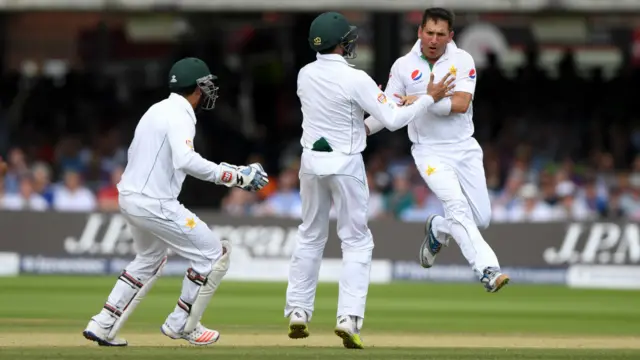 اس کے بعد معین علی بھی دو رنز بنا کر یاسر شاہ کا دوسرا شکار بنے۔