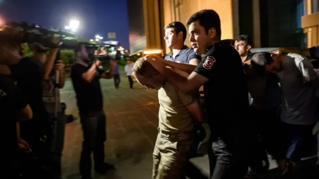 سیاست‌های اردوغان و دولت او به خصوص در سه چهار سال اخیر بیش از پیش فضای اجتماعی کشور و از جمله ارتش را قطبی و پولاریزه کرده، به گونه‌ای که بخشی از این نهاد را حتی به اقدام ماجراجویانه و خودکشانه اخیر کشانده است.