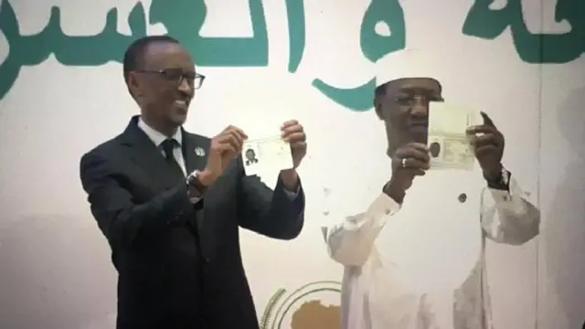 Les présidents Paul Kagamé et Idris Deby ont été les premiers à recevoir leur passeport de l'Union Africaine (UA) (Photo Africanews)