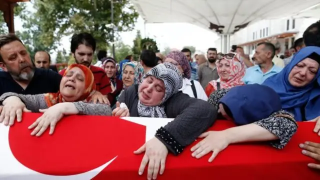 د ترکیې د بهرنیو چارو وزارت ویلي، د ناکامې کودتا له کبله د وژل شویو شمېر ۲۹۰ ته پورته شوی، چې تر ۱۰۰ ډېر پکې د کودتا ګډون کوونکي دي.