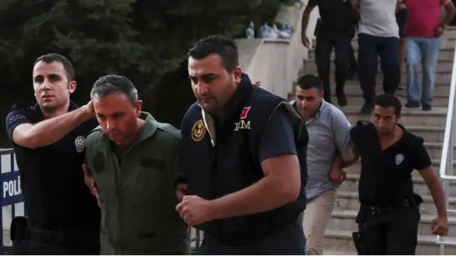 د ترکیې د عدلیې وزیر بکیر بوزداغ وايي، د ناکامې کودتا د هڅو په تور یې ۶۰۰۰ مشکوک کسان نیولي دي.