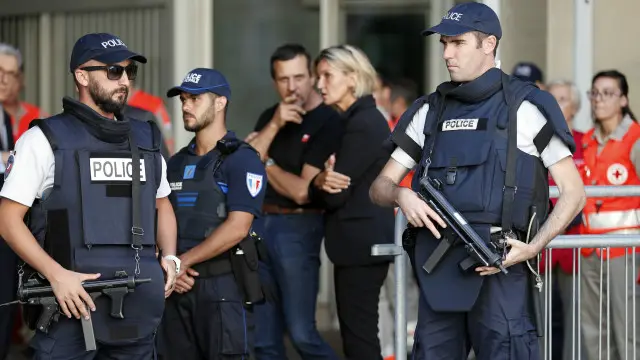 السلطات الفرنسية دعت المواطنين إلى التجنيد في قوات الأمن للدفاع عن البلاد.