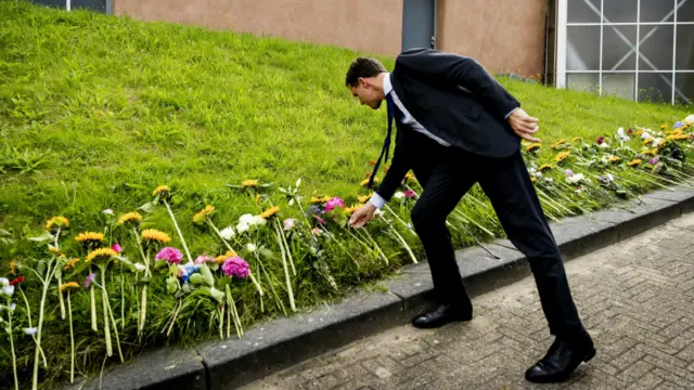 荷兰首相吕特在费夫赫伊曾出席MH17空难追思会后在会场外献花（17/7/2016）