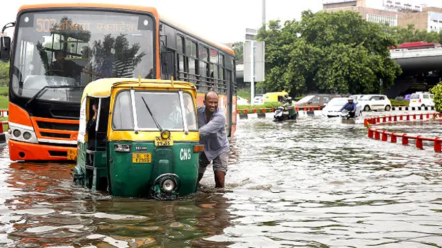 बारिश के बाद दिल्ली की सड़क पर जमा पानी.