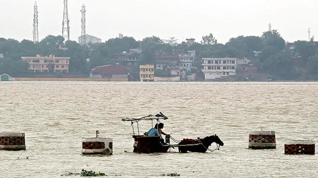 इलाहाबाद में गंगा नदी के पानी से होकर गुजरता तांगा.
