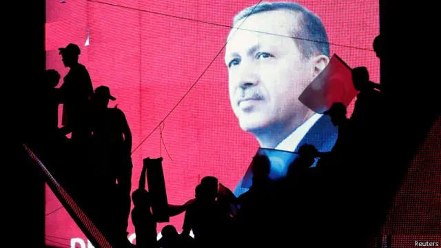 در تجمعها و گردهماییهای که این روزها به دعوت حزب «عدالت و توسعه»، در خیابانها و میدانهای شهرهای بزرگ ترکیه برگزار میشود؛ بارها هواداران حزب آقای اردوغان با سردادن شعارهایی خواهان اعدام عوامل و طراحان کودتای پانزدهم ژوئیه و مشخصاً شخص «فتحالله گولن» شدهاند.