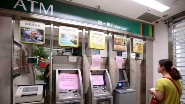 受害的第一银行一度暂停客户使用提款机提款。