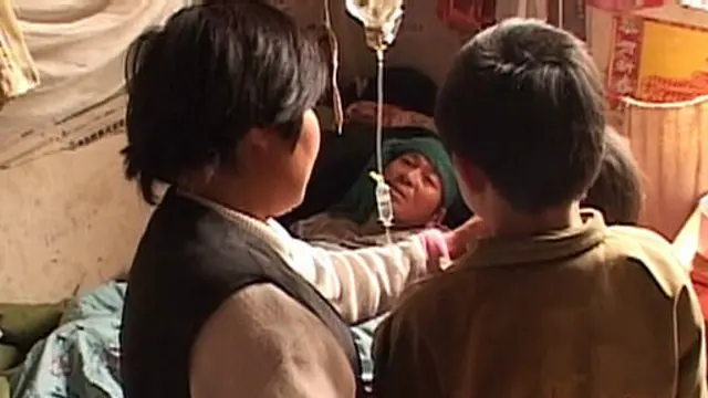 சீனாவின் குறைந்தது 30 மாகாணங்களில் வாழும் ஹெச்ஐவி தொற்றுடையோருக்கு வந்த தொலைபேசி அழைப்பில், அரசு உதவி பெற ஒரு வங்கி கணக்கிற்கு பணம் அனுப்ப மோசடிக்காரர்கள் கூறியுள்ளனர்