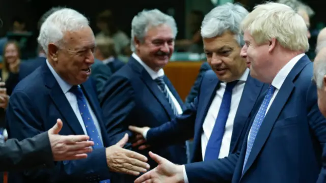 约翰逊出任外交大臣后的首次出访:到布鲁塞尔与欧盟外长们一同出席外交事务理事会会议,讨论土耳其、叙利亚和中东事务。