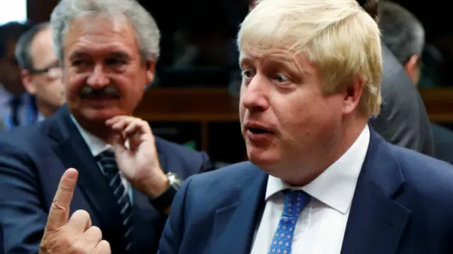 约翰逊在布鲁塞尔与其他欧盟外长交谈。