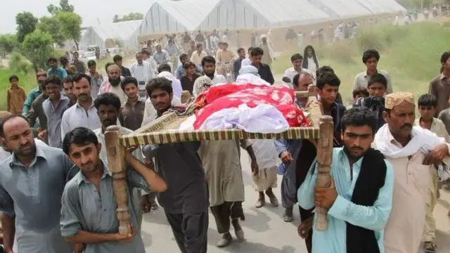 قندیل بلوچ د دیره اسماعیل خان خپله پلرنۍ هدیره کې خاورو ته وسپارله شوه