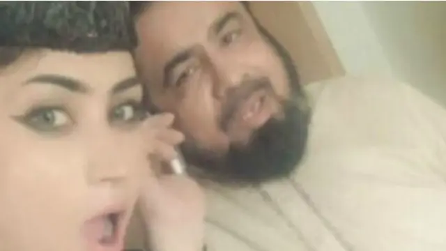 له مفتي سره د قندیل بلو چ تصویرونو چې پر ټولنیزو رسنیو خپاره شوو، ناندرۍ رامنځته کړې
