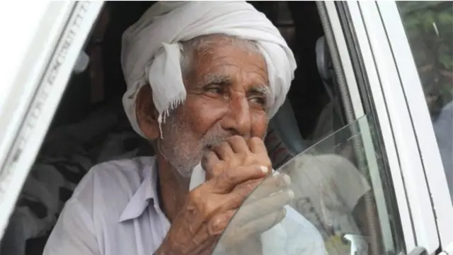 د ډان ورځپاڼې رپوټ کې ویل شوي، چې د قندیل مور، پلار پولیسو ته د هغې وژل کېدو په تړاو رپوټ کې د هغې یو ورور د هغې په وژنه او بل یې په پلان جوړولو تورن کړی 