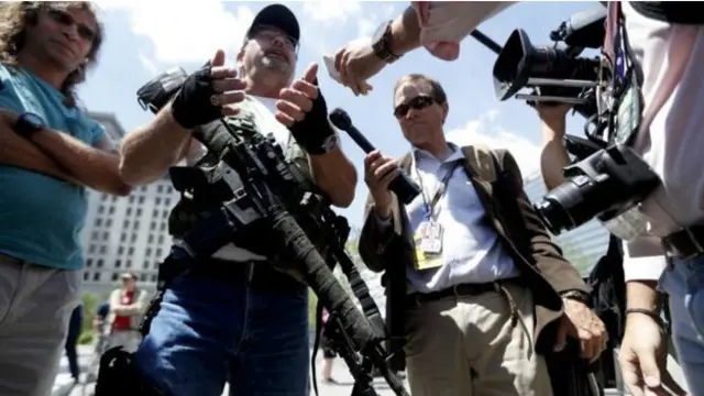 یک حامی متمم دوم قانون اساسی دایر بر حق داشتن سلاح در نزدیکی محل گردهمایی