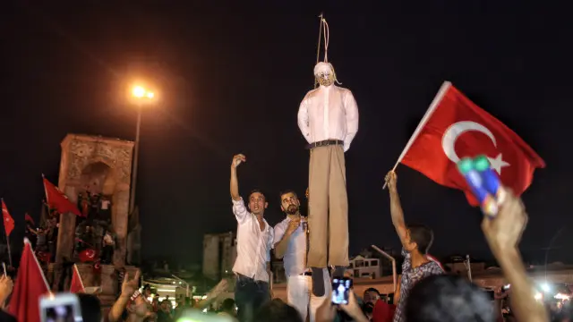 أنصار أردوغان يرفعون دمية تمثل فتح الله غولن، المتهم بالضلوع في محاولة الانقلاب الفاشلة، على المشنقة.