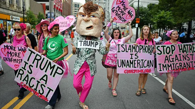 रिपब्लिकन पार्टी के सम्मेलन के दौरान प्रदर्शन करते लोग.