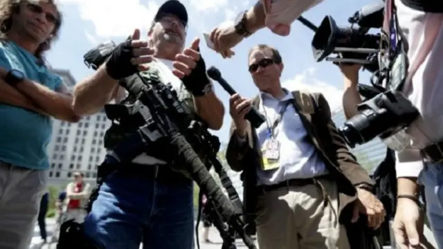 شوهد بعض حاملي السلاح بالقرب من ساحة انعقاد المؤتمر رغم تأكيد قوات الأمن أن المكان ومحيطه سوف يخلوان من السلاح تماما 