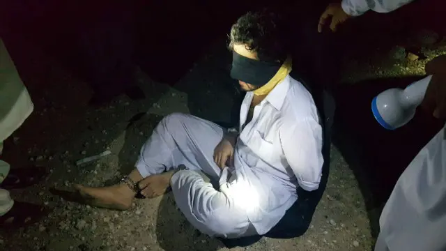 لیفٹینٹ جنرل عاصم باجوہ نے بتایا کہ جب اس گاڑی کی تلاشی لی گئی تو اس میں مغوی اویس شاہ کو منہ پر ٹیپ لگا کر برقع پہنا کر بٹھایا گیا تھا