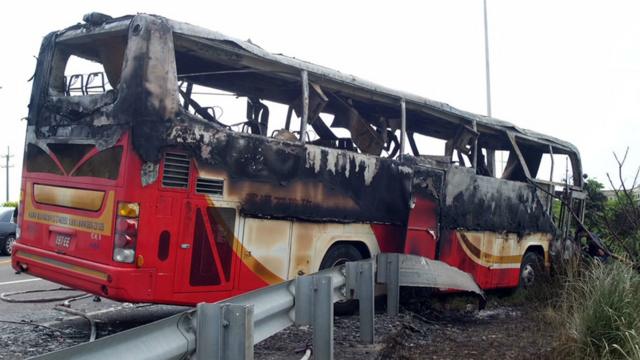 火勢撲滅後車體內部已被燒得焦黑，鑒識人員前往現場確認罹難者身份及調查起火原因。