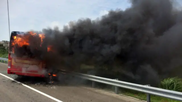 旅游巴士起火现场。